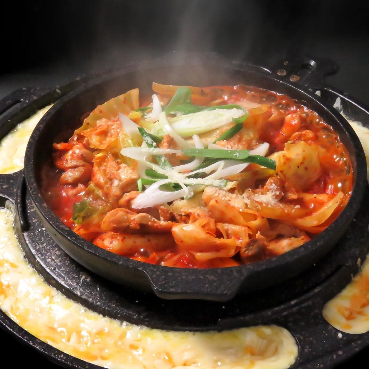 Enjoy the delicious cheese dakgalbi that is sure to get you addicted♪