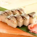 人気店とのコラボメニュー！食欲をそそる【炙りサバ棒寿司】