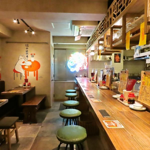 西武練馬駅　徒歩2分♪店内に入った瞬間に広がるアジア空間！まさに中国の屋台に迷い込んだような店内が広がります。テーブル席、カウンターをご用意しております。おいしい餃子に被りつくにはピッタリすぎる空間です。