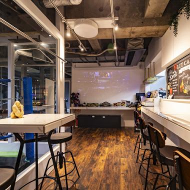 【健康と楽しみの空間】おしゃれで落ち着いた雰囲気の店内で、健康志向のメニューを楽しむことができます。写真映えする料理は、友達や家族と気軽にシェアしたくなること間違いなし！全ての席からボクシングのトレーニング風景が見え、有名選手の練習シーンを見れるチャンスも！ぜひお友達や家族と訪れてみてください！