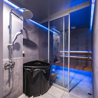 【リフレッシュしながら鍛えられる】洗練された雰囲気の店内には、ボクシングジムとサウナが完備。体を鍛えた後は、心地よいサウナでリフレッシュ♪トレーニングウェアやタオルの貸出があるため、気軽にお越しいただけます。初心者や女性も大歓迎で、運動不足を解消しつつ、心身のリラックスを同時に楽しめるスポットです！