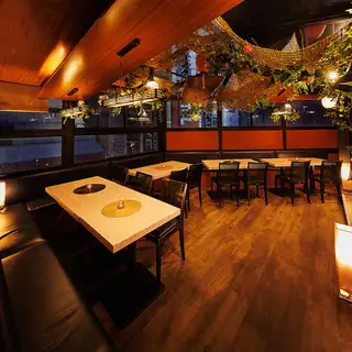 開放感を感じながら夜の新宿を眺めながらお食事をお楽しみいただけます。宴会に最適な環境となっております♪