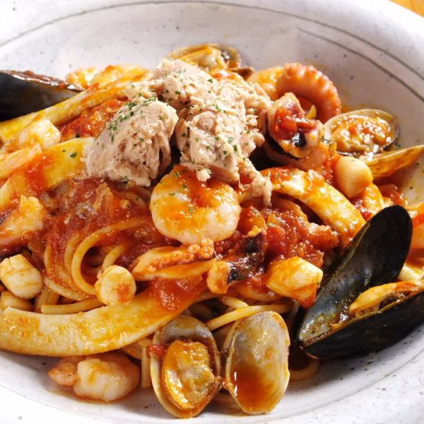 トマトガーリックソースのスパゲティ”トマト海の幸”
