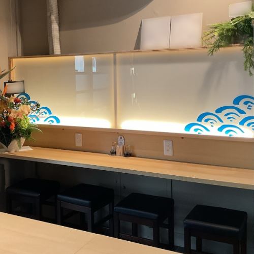 <p>カウンター席を2か所ご用意。コンセントの設置、スマホやiPadを置けるように設計しているため是非ご活用ください！仕事帰りのサク飲みや、お食事処としての利用も大歓迎です。新鮮な鮪をはじめとした、鮮度にこだわったお料理をお楽しみください。【静岡/居酒屋/鮪/海鮮/飲み放題/食事/貸し切り/宴会】</p>