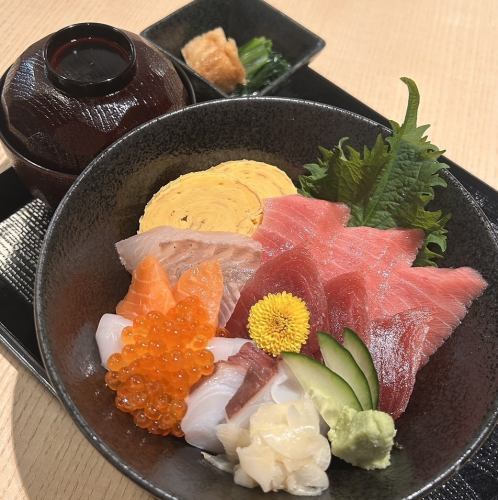 海鮮丼のオールスターズ！【鮪笑丼】
