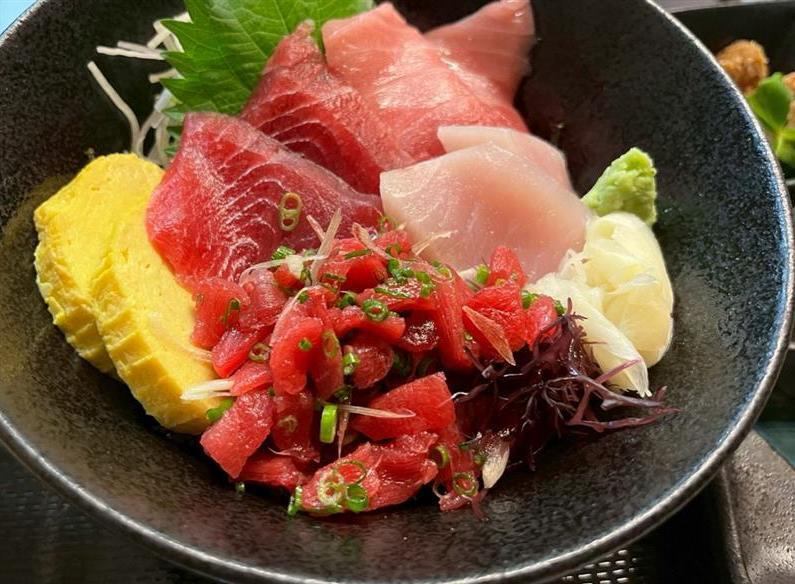 【豊漁丼】平日ランチ限定！　鮪2種＆鮪のなめろう又はねぎとろ＋小鉢とみそ汁つき