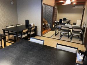 餐桌座位6个、下沉式被炉座位4个、吧台座位5个