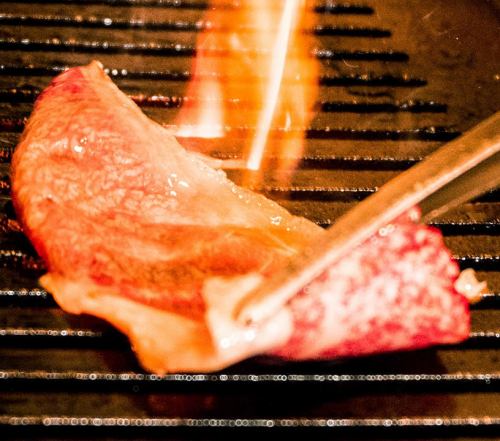 炭火で5秒炙るだけ!ロース