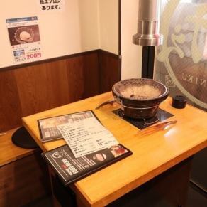 少人数で楽しめる3名様専用テーブルをご用意。窓際の開放感ある席で、炭火七輪を囲みながら本格焼肉を堪能できます。香ばしい炭火の香りとともに、厳選されたお肉をじっくり焼き上げる贅沢な時間を。友人同士やご家族での食事におすすめです。