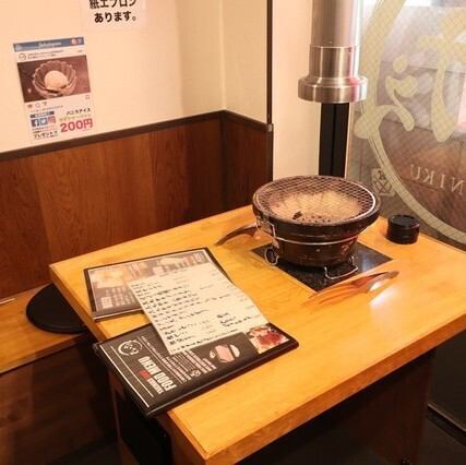 少人数で楽しめる3名様専用テーブルをご用意。窓際の開放感ある席で、炭火七輪を囲みながら本格焼肉を堪能できます。香ばしい炭火の香りとともに、厳選されたお肉をじっくり焼き上げる贅沢な時間を。友人同士やご家族での食事におすすめです。