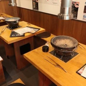 4名様テーブルを5卓ご用意。炭火七輪で焼き上げる本格焼肉を、仲間やご家族とゆったり楽しめます。無煙ロースター完備で煙を気にせず快適。木の温もりを感じる落ち着いた空間で、香ばしい炭火焼肉を囲みながら、楽しいひとときをお過ごしください。