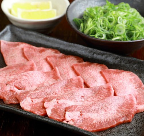 【ネギをたっぷりめに乗せて!お好みで焼いたら巻いて食べてください♪人気です!】ぼっけぇネギ盛り牛たん