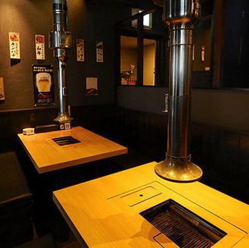 落ち着いたテーブル席で、大切な方との贅沢なひとときをお過ごしいただけます。2名様からご利用可能で、日常のお食事やご宴会など幅広いシーンでご好評いただいております。厳選された美味しいお肉を、ぜひごゆっくりお楽しみください。