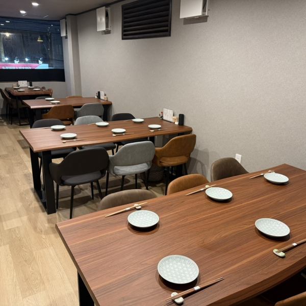 当店では、最大30名様までの貸切が可能です。大人数での宴会や飲み会に最適な空間を提供し、気兼ねなく盛り上がることができます。会社の懇親会やサークルの集まりなど、様々なシーンでご利用可能。貸切ならではの仲間とともに盛り上がることができる特別なひとときをお過ごしいただけます。ご相談お待ちしております！