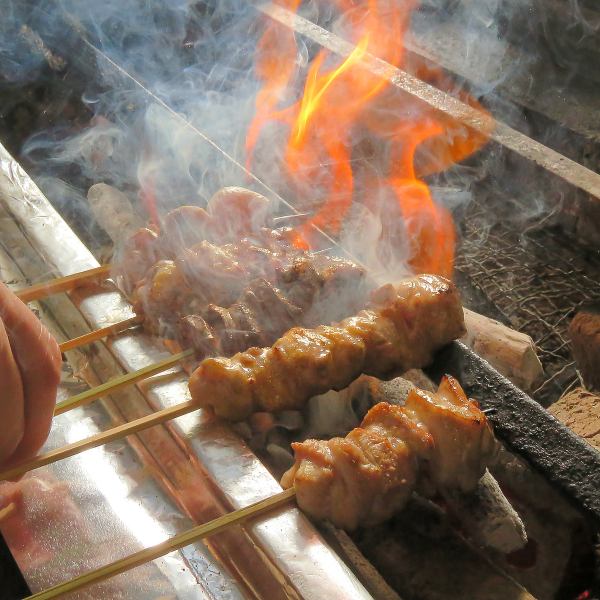 【特制炭烤】一边品尝香喷喷的烤鸡肉串和当地鸡肉菜肴，一边配上酒。