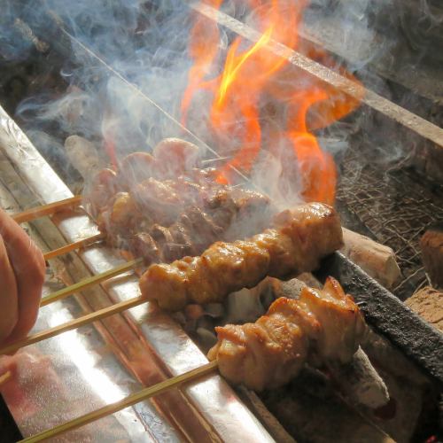 【엄선한 숯불구이】 고소하게 구워진 닭꼬치와 토종닭 요리를 술과 함께 즐겨 주세요.