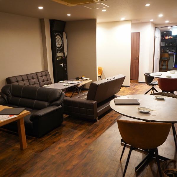 当店では、最大30名様までの貸切が可能です。大人数での宴会や飲み会に最適な空間を提供し、気兼ねなく盛り上がることができます。会社の懇親会やサークルの集まりなど、様々なシーンでご利用可能。貸切ならではの仲間とともに盛り上がることができる特別なひとときをお過ごしいただけます。ご相談お待ちしております！