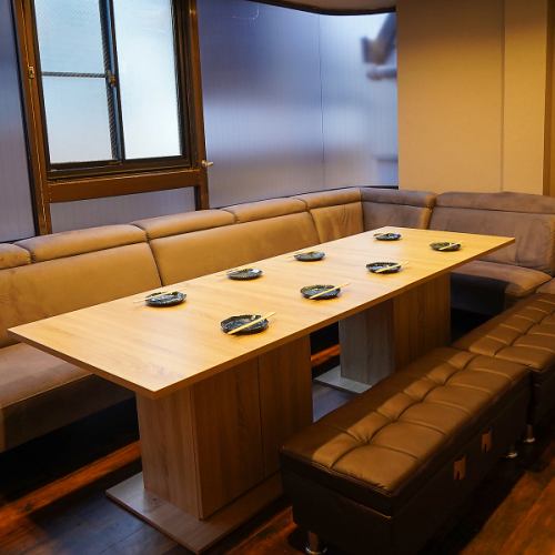 <p>8名様までご利用いただける個室は、周囲を気にせずゆったりとお食事を楽しむのに最適なプライベート空間です。リラックスした雰囲気の中で、食事や会話を心ゆくまでお楽しみいただけます。友人との集まりや会社の宴会など、多様なシーンにぴったり。周囲の視線を気にせず、気軽に盛り上がれる環境で、素敵なひとときを。</p>