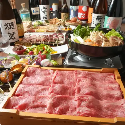 【七福黑毛與牛壽喜燒套餐】附2小時無限暢飲（含太宰酒）！ 9 道菜的大餐，包括七福八丸引以為傲的「壽喜燒」等。