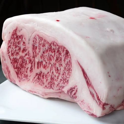 「段戸牛」「鳳来牛」など、独自のルートと確かな目利きで食肉の卸元より直接仕入れる希少牛。