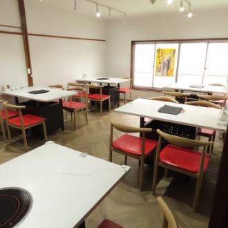 商店二樓整個區域均可預約為私人使用。餐廳最多可容納 25 人。