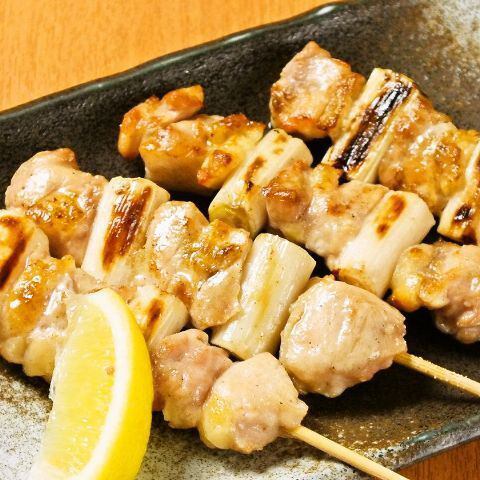 渾身の炭火で焼いた自慢の焼き鳥1本165円～