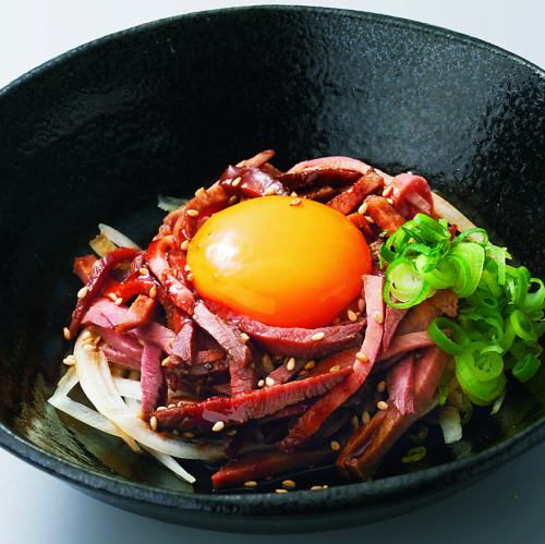 低温調理した当店おすすめの逸品、牛タンユッケ！お肉本来の旨味をご堪能頂けます☆
