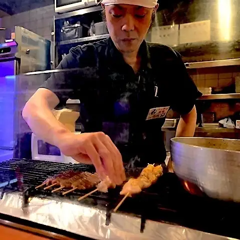 당점의 구이는 숯불로 구워져 있습니다.