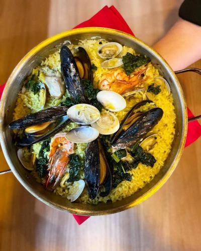 #Paella #Seafood Paella #Share

🫂 "Fun to share!♡ Paella🥘"

Hello ✨ #Reali 😊
Packed with seafood flavor
Seafood Paella 💗
When you take a bite of rice, you will be drowning in the deliciousness.

The meal is voluminous and serves 2 to 4 people.
Highly recommended for the upcoming party season.
This time, we have mussels, shrimp, clams, oysters, and grouper.
This paella uses plenty of seafood.
Customized to your taste

"Lots of vegetables~🥦🥬 and meat🐷"

It can also be changed to
Please ask the staff 🤝🏻✨

⚠️It can also be served for lunch.
This is a pre-order item as it will take some time 🙇🏻‍♀️
⚠️There are limited numbers
We recommend you order early 🙇🏻‍♀️

I want to eat pasta and another main dish!
Please share the paella with everyone.
Enjoy💗

Shop information 🔍
Closed: Sundays, 2nd and 4th Mondays of the month
Closed on Fridays for lunch only

Open for lunch📢
・11:30 Open - 15:00 Close
(Last order at 14:00)
✍🏻menu
Seasonal pasta to choose from
・Pasta lunch ¥1000- Total 2 items
(Amuse Pasta)

・A Lunch ¥1600- Total 4 items
(Amuse Appetizer Pasta Dolce
coffee or sonogi tea)

・B Lunch ¥2200-5 items in total ☜ Recommended ☆
(Amuse appetizer pasta main fish or meat
Dolce coffee or sonogi tea)

・C Lunch ¥3200- Total 7 items
(Amuse Cold appetizer Hot appetizer Pasta
Main fish Main meat Dolce Coffee or Sonogi tea)

Others You can also order from the a la carte menu for lunch 🍴


Dinner📢
・Open from 17:00 to close at 22:00
(Last order at 21:00)
One drink order🥂
✍🏻menu
Made with seasonal ingredients
・6-course short course with main meat or fish
¥5500-(tax included)

Made with seasonal ingredients
・Full course 7 items in total
¥6000-(tax included)☜Recommended☆

・Special course ~Reservation required~
Chef's choice course, 7 dishes in total
¥10000- Includes welcome drink
Other a la carte available

⚠︎ It may be faster depending on the customer's store situation.

***********
☎︎095-842-5125
Hot pepper description
Hamaguchi Italian Bar Reali and search 🔎
You can also accept Instagram DM 🙆🏻‍♀️
***********

#Nagasaki
#Nagasaki gourmet
#hamaguchi town
#Italian
#Casual Italian
#meat
#Meat dish
#Meat pasta
#Restaurants that serve meat pasta
#seafood
#Restaurants with seafood pasta
#Seafood pasta
# Seafood pasta is delicious
#Look for the red door 🚪
#Reali