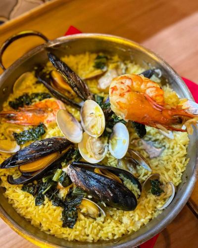 #Paella #Seafood Paella #Share

🫂 "Fun to share!♡ Paella🥘"

Hello ✨ #Reali 😊
Packed with seafood flavor
Seafood Paella 💗
When you take a bite of rice, you will be drowning in the deliciousness.

The meal is voluminous and serves 2 to 4 people.
Highly recommended for the upcoming party season.
This time, we have mussels, shrimp, clams, oysters, and grouper.
This paella uses plenty of seafood.
Customized to your taste

"Lots of vegetables~🥦🥬 and meat🐷"

It can also be changed to
Please ask the staff 🤝🏻✨

⚠️It can also be served for lunch.
This is a pre-order item as it will take some time 🙇🏻‍♀️
⚠️There are limited numbers
We recommend you order early 🙇🏻‍♀️

I want to eat pasta and another main dish!
Please share the paella with everyone.
Enjoy💗

Shop information 🔍
Closed: Sundays, 2nd and 4th Mondays of the month
Closed on Fridays for lunch only

Open for lunch📢
・11:30 Open - 15:00 Close
(Last order at 14:00)
✍🏻menu
Seasonal pasta to choose from
・Pasta lunch ¥1000- Total 2 items
(Amuse Pasta)

・A Lunch ¥1600- Total 4 items
(Amuse Appetizer Pasta Dolce
coffee or sonogi tea)

・B Lunch ¥2200-5 items in total ☜ Recommended ☆
(Amuse appetizer pasta main fish or meat
Dolce coffee or sonogi tea)

・C Lunch ¥3200- Total 7 items
(Amuse Cold appetizer Hot appetizer Pasta
Main fish Main meat Dolce Coffee or Sonogi tea)

Others You can also order from the a la carte menu for lunch 🍴


Dinner📢
・Open from 17:00 to close at 22:00
(Last order at 21:00)
One drink order🥂
✍🏻menu
Made with seasonal ingredients
・6-course short course with main meat or fish
¥5500-(tax included)

Made with seasonal ingredients
・Full course 7 items in total
¥6000-(tax included)☜Recommended☆

・Special course ~Reservation required~
Chef's choice course, 7 dishes in total
¥10000- Includes welcome drink
Other a la carte available

⚠︎ It may be faster depending on the customer's store situation.

***********
☎︎095-842-5125
Hot pepper description
Hamaguchi Italian Bar Reali and search 🔎
You can also accept Instagram DM 🙆🏻‍♀️
***********

#Nagasaki
#Nagasaki gourmet
#hamaguchi town
#Italian
#Casual Italian
#meat
#Meat dish
#Meat pasta
#Restaurants that serve meat pasta
#seafood
#Restaurants with seafood pasta
#Seafood pasta
# Seafood pasta is delicious
#Look for the red door 🚪
#Reali