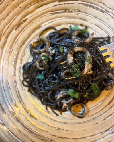 #Squid ink pasta #Squid ink noodles

🦑 "Black as hell!"

Hello ✨ #Reali ☺️
Covered in squid
"Squid ink pasta with squid ink and squid ink noodles"
The pasta noodles are also mixed with squid ink.
I made pitch black pasta 👨🏻‍🍳
The ingredients are simple, only squid, but it's delicious!!!
This is a dish that lets you enjoy the deliciousness of squid to the fullest.

There is just one thing to note!
"Your teeth may turn black after eating this."
This dish is insanely delicious
Depending on how you eat, your teeth may turn black.
It's naughty cooking🫡!
Please enjoy the blackened teeth as well😆🩷
(It's easier to avoid this if you drink water while doing so🫶🏻by the store manager)

📮Announcement
~We will be closed on the 17th next week🤲🏻~
19th (Wednesday) "Lunch" Reali
For the farewell party for the staff who supported us
I'll have a good night 🙇🏻‍♀️
"Dinner" will be open from 5pm as usual🙇🏻‍♀️

Shop information 🔍
Closed: Sundays, 2nd and 4th Mondays of the month
Closed on Fridays for lunch only

Open for lunch📢
・11:30 Open - 15:00 Close
(Last order at 14:00)
✍🏻menu
Seasonal pasta to choose from
・Pasta lunch ¥1000- Total 2 items
(Amuse Pasta)

・A Lunch ¥1600- Total 4 items
(Amuse Appetizer Pasta Dolce
Coffee or tea)

・B Lunch ¥2200-5 items in total ☜ Recommended ☆
(Amuse appetizer pasta main fish or meat
Dolce (Coffee or Tea)

・C Lunch ¥3200- Total 7 items
(Amuse Cold appetizer Hot appetizer Pasta
Main fish, main meat, dessert, coffee or tea)

Others You can also order from the a la carte menu for lunch 🍴


Dinner📢
・Open from 17:00 to close at 22:00
(Last order at 21:00)
One drink order🥂
✍🏻menu
Made with seasonal ingredients
・6-course short course with main meat or fish
¥5500-(tax included)

Made with seasonal ingredients
・Full course 7 items in total
¥6000-(tax included)☜Recommended☆

・Special course ~Reservation required~
Chef's choice course, 7 dishes in total
¥10000- Includes welcome drink
Other a la carte available

⚠︎ It may be faster depending on the customer's store situation.

***********
☎︎095-842-5125
Hot pepper description
Hamaguchi Italian Bar Reali and search 🔎
You can also accept Instagram DM 🙆🏻‍♀️
***********

#Nagasaki
#Nagasaki gourmet
#hamaguchi town
#Italian
#Casual Italian
#meat
#Meat dish
#Meat pasta
#Restaurants that serve meat pasta
#seafood
#Restaurants with seafood pasta
#Seafood pasta
# Seafood pasta is delicious
#Look for the red door 🚪
#Reali