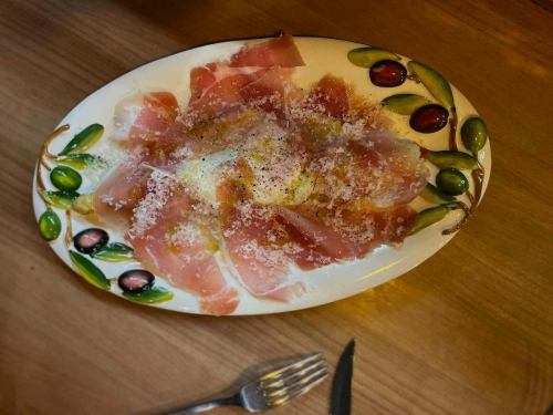 #Dutch #White asparagus #Milanese #Prosciutto

🗣️"Very popular!💗Very hearty✨Milanese🫶🏻"

Good evening ✨ #Reali 😆
Today we are introducing Milanese, which is very popular at Reali.
Extra thick white asparagus from the Netherlands
This is a very delicious dish, it's very thick,
It's moist and has a wonderful crunchy texture!
The ham is #prosciutto from #Slovenia
We use 10-month aged milk.
This also has a good balance of lean and fatty meat.
It really brings out the best in asparagus 🤤🩷
Finish with truffle oil and soft-boiled egg.
Please enjoy it with crumbled eggs.

We are open during Golden Week.
May 4th Dinner Counter seats for 2
May 5th Lunch: Some vacancies available
Dinner Available
There are openings for dinner on May 6th🙇🏻‍♀️

Please feel free to use it if it suits your schedule🙇🏻‍♀️✨

Shop information 🔍
Closed on Sundays, the second and fourth Mondays
Closed on Fridays for lunch only

Open for lunch📢
・11:30 Open - 15:00 Close
(Last order at 14:00)
✍🏻menu
Seasonal pasta to choose from
・Pasta lunch ¥1000- Total 2 items
(Amuse Pasta)

・A Lunch ¥1600- Total 4 items
(Amuse Appetizer Pasta Dolce
Coffee or tea)

・B Lunch ¥2200-5 items in total ☜ Recommended ☆
(Amuse appetizer pasta main fish or meat
Dolce (Coffee or Tea)

・C Lunch ¥3200- Total 7 items
(Amuse Cold appetizer Hot appetizer Pasta
Main fish, main meat, dessert, coffee or tea)

Others You can also order from the a la carte menu for lunch 🍴


Dinner📢
・Open from 17:00 to close at 22:00
(Last order at 21:00)
One drink order🥂
✍🏻menu
Made with seasonal ingredients
・6-course short course with main meat or fish
¥5500-(tax included)

Made with seasonal ingredients
・Full course 7 items in total
¥6000-(tax included)☜Recommended☆

・Special course ~Reservation required~
Chef's choice course, 7 dishes in total
¥10000- Includes welcome drink
Other a la carte available

⚠︎ It may be faster depending on the customer's store situation.

***********
☎︎095-842-5125
Hot pepper description
Hamaguchi Italian Bar Reali and search 🔎
You can also accept Instagram DM 🙆🏻‍♀️
***********

#Nagasaki
#Nagasaki gourmet
#hamaguchi town
#Italian
#Casual Italian
#meat
#Meat dish
#Meat pasta
#Restaurants that serve meat pasta
#seafood
#Restaurants with seafood pasta
#Seafood pasta
# Seafood pasta is delicious
#Look for the red door 🚪
#Reali