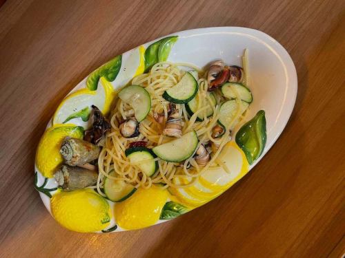 #Chambara shellfish #Zucchini #Peperoncino

🗣️"Crunchy❣️The best~🫶🏻✨"

Good evening🙏🏻 #Reali ☺️
This year's Golden Week is a longer holiday season✨
How are you all doing?💗
For those of you going out and those of you staying at home
I hope you have a wonderful holiday🫶🏻✨

📢Reali's Golden Week business hours,

"30th.1st.2nd.3rd.4th.5th.6th"
Open for lunch and dinner as usual
Take-out and hors d'oeuvres are also available.

"7th and 8th"
Both lunch and dinner will be on Golden Week substitute holidays🙇🏻‍♀️

We will be open for lunch and dinner as usual from the 9th onwards.
We will post the details of our May holidays again🙇🏻‍♀️✨

Spring and early summer ingredients are arriving soon🫶🏻

Last night's recommended pasta 🍝
"Seashellfish and zucchini peperoncino"
With a garlic punch
The crunchy texture of the chambara shellfish makes this a fantastic dish!
Just a little chat,
🗣️"Do you know what Chanbara is?"
When I asked the staff,
🗣️ "No, this is the first time I've heard of it!"
Matsuo was feeling the generation gap lol
You don't hear "chanbara" very often these days🤣💦

Please take this opportunity to try it out😆💖

Shop information 🔍
Closed on Sundays, the second and fourth Mondays
Closed on Fridays for lunch only

Open for lunch📢
・11:30 Open - 15:00 Close
(Last order at 14:00)
✍🏻menu
Seasonal pasta to choose from
・Pasta lunch ¥1000- Total 2 items
(Amuse Pasta)

・A Lunch ¥1600- Total 4 items
(Amuse Appetizer Pasta Dolce
Coffee or tea)

・B Lunch ¥2200-5 items in total ☜ Recommended ☆
(Amuse appetizer pasta main fish or meat
Dolce (Coffee or Tea)

・C Lunch ¥3200- Total 7 items
(Amuse Cold appetizer Hot appetizer Pasta
Main fish, main meat, dessert, coffee or tea)

Others You can also order from the a la carte menu for lunch 🍴


Dinner📢
・Open from 17:00 to close at 22:00
(Last order at 21:00)
One drink order🥂
✍🏻menu
Made with seasonal ingredients
・6-course short course with main meat or fish
¥5500-(tax included)

Made with seasonal ingredients
・Full course 7 items in total
¥6000-(tax included)☜Recommended☆

・Special course ~Reservation required~
Chef's choice course, 7 dishes in total
¥10000- Includes welcome drink
Other a la carte available

⚠︎ It may be faster depending on the customer's store situation.

***********
☎︎095-842-5125
Hot pepper description
Hamaguchi Italian Bar Reali and search 🔎
You can also accept Instagram DM 🙆🏻‍♀️
***********

#Nagasaki
#Nagasaki gourmet
#hamaguchi town
#Italian
#Casual Italian
#meat
#Meat dish
#Meat pasta
#Restaurants that serve meat pasta
#seafood
#Restaurants with seafood pasta
#Seafood pasta
# Seafood pasta is delicious
#Look for the red door 🚪
#Reali