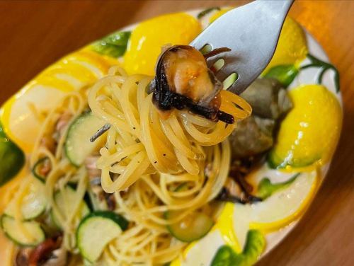 #Chambara shellfish #Zucchini #Peperoncino

🗣️"Crunchy❣️The best~🫶🏻✨"

Good evening🙏🏻 #Reali ☺️
This year's Golden Week is a longer holiday season✨
How are you all doing?💗
For those of you going out and those of you staying at home
I hope you have a wonderful holiday🫶🏻✨

📢Reali's Golden Week business hours,

"30th.1st.2nd.3rd.4th.5th.6th"
Open for lunch and dinner as usual
Take-out and hors d'oeuvres are also available.

"7th and 8th"
Both lunch and dinner will be on Golden Week substitute holidays🙇🏻‍♀️

We will be open for lunch and dinner as usual from the 9th onwards.
We will post the details of our May holidays again🙇🏻‍♀️✨

Spring and early summer ingredients are arriving soon🫶🏻

Last night's recommended pasta 🍝
"Seashellfish and zucchini peperoncino"
With a garlic punch
The crunchy texture of the chambara shellfish makes this a fantastic dish!
Just a little chat,
🗣️"Do you know what Chanbara is?"
When I asked the staff,
🗣️ "No, this is the first time I've heard of it!"
Matsuo was feeling the generation gap lol
You don't hear "chanbara" very often these days🤣💦

Please take this opportunity to try it out😆💖

Shop information 🔍
Closed on Sundays, the second and fourth Mondays
Closed on Fridays for lunch only

Open for lunch📢
・11:30 Open - 15:00 Close
(Last order at 14:00)
✍🏻menu
Seasonal pasta to choose from
・Pasta lunch ¥1000- Total 2 items
(Amuse Pasta)

・A Lunch ¥1600- Total 4 items
(Amuse Appetizer Pasta Dolce
Coffee or tea)

・B Lunch ¥2200-5 items in total ☜ Recommended ☆
(Amuse appetizer pasta main fish or meat
Dolce (Coffee or Tea)

・C Lunch ¥3200- Total 7 items
(Amuse Cold appetizer Hot appetizer Pasta
Main fish, main meat, dessert, coffee or tea)

Others You can also order from the a la carte menu for lunch 🍴


Dinner📢
・Open from 17:00 to close at 22:00
(Last order at 21:00)
One drink order🥂
✍🏻menu
Made with seasonal ingredients
・6-course short course with main meat or fish
¥5500-(tax included)

Made with seasonal ingredients
・Full course 7 items in total
¥6000-(tax included)☜Recommended☆

・Special course ~Reservation required~
Chef's choice course, 7 dishes in total
¥10000- Includes welcome drink
Other a la carte available

⚠︎ It may be faster depending on the customer's store situation.

***********
☎︎095-842-5125
Hot pepper description
Hamaguchi Italian Bar Reali and search 🔎
You can also accept Instagram DM 🙆🏻‍♀️
***********

#Nagasaki
#Nagasaki gourmet
#hamaguchi town
#Italian
#Casual Italian
#meat
#Meat dish
#Meat pasta
#Restaurants that serve meat pasta
#seafood
#Restaurants with seafood pasta
#Seafood pasta
# Seafood pasta is delicious
#Look for the red door 🚪
#Reali