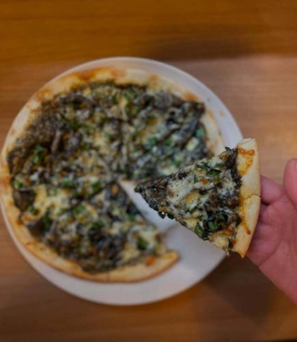 #Squid ink #Spear squid #Spring vegetables #Pizza

🗣️"Congratulations on the new year~🌸✨"

Hello ✨ #Reali ☺️
To all those who are moving on to higher education, those who have advanced to the next grade, and those who are joining the workforce,
Congratulations🌸
Wishing you all a great start to the new year 🫶🏻✨
New staff members join Reali!
The members who have worked hard with me until now are graduating.
I was lonely and crying
Together with the members who will be working with us from now on
I will try my best again with a fresh start 🥹
At first, you may feel unfamiliar with a lot of things,
I would appreciate your kind support🙇🏻‍♀️✨

Well, this time we will introduce the hidden popular "Black Tooth Menu".
I made "Squid Ink Pizza with Spear Squid🦑 and Spring Vegetables" 👨🏻‍🍳
"Your teeth may turn black"! But
It's so delicious and I highly recommend it 🤲🏻✨
It also uses spring vegetables, so it's a dish that makes you feel even more spring.
Please give it a try ☺️

Shop information 🔍
Closed on Sundays, the second and fourth Mondays
Closed on Fridays for lunch only

Open for lunch📢
・11:30 Open - 15:00 Close
(Last order at 14:00)
✍🏻menu
Seasonal pasta to choose from
・Pasta lunch ¥1000- Total 2 items
(Amuse Pasta)

・A Lunch ¥1600- Total 4 items
(Amuse Appetizer Pasta Dolce
Coffee or tea)

・B Lunch ¥2200-5 items in total ☜ Recommended ☆
(Amuse appetizer pasta main fish or meat
Dolce (Coffee or Tea)

・C Lunch ¥3200- Total 7 items
(Amuse Cold appetizer Hot appetizer Pasta
Main fish, main meat, dessert, coffee or tea)

Others You can also order from the a la carte menu for lunch 🍴


Dinner📢
・Open from 17:00 to close at 22:00
(Last order at 21:00)
One drink order🥂
✍🏻menu
Made with seasonal ingredients
・6-course short course with main meat or fish
¥5500-(tax included)

Made with seasonal ingredients
・Full course 7 items in total
¥6000-(tax included)☜Recommended☆

・Special course ~Reservation required~
Chef's choice course, 7 dishes in total
¥10000- Includes welcome drink
Other a la carte available

⚠︎ It may be faster depending on the customer's store situation.

***********
☎︎095-842-5125
Hot pepper description
Hamaguchi Italian Bar Reali and search 🔎
You can also accept Instagram DM 🙆🏻‍♀️
***********

#Nagasaki
#Nagasaki gourmet
#hamaguchi town
#Italian
#Casual Italian
#meat
#Meat dish
#Meat pasta
#Restaurants that serve meat pasta
#seafood
#Restaurants with seafood pasta
#Seafood pasta
# Seafood pasta is delicious
#Look for the red door 🚪
#Reali