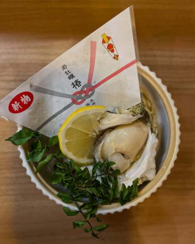 #岩牡蠣 #Goto #山茶花 #白酒蒸

🗣️“品牌牡蠣，山茶花🦪，好肥美~🫶🏻✨”

你好✨這是#Reali☺️
感謝您今天來訪💓

現在，Reali 的季節已經到來。
後藤品牌岩牡蠣「椿」現已進貨！
其特點是肉質厚實、味道鮮美、口感好。
夏季的山茶花尤其具有濃鬱的乳香味。

又大又肥的牡蠣
這次是用白酒蒸煮的🤲🏻✨
蒸得盡量半熟。
可以享受收縮較少的樂趣😆
由您自行決定
生牛肉片、阿吉洛、義大利麵、披薩
現已推出👨🏻‍🍳

請藉此機會享受長崎五島的恩惠。
請盡情享受💓

店鋪資訊🔍
週日、每月第二、第四個週一休館
僅週五午餐時段休息

午餐營業📢
・11:30 開園 - 15:00 閉園
（最後點餐時間為 14:00）
✍🏻菜單
時令麵食可供選擇
・義大利麵午餐 1000 日圓～ 共 2 種
（逗意麵）

・午餐 1600日圓～共4種
（開胃菜義大利麵甜點
咖啡或茶）

・B午餐 2200日圓～共5種 ☜ 推薦☆
（開胃菜麵食主要魚或肉
Dolce（咖啡或茶）

・C午餐 3200日圓～共7種
（娛樂冷開胃熱開胃麵食
主魚、主肉、甜點、咖啡或茶）

其他午餐也可以點菜🍴


晚餐📢
・營業時間為17:00～22:00
（最後點餐時間為 21:00）
點一杯飲料🥂
✍🏻菜單
採用時令食材製成
・6道菜短期套餐，以肉或魚為主
5500日圓～（含稅）

採用時令食材製成
・全套課程共7項
6000日圓～（含稅）☜推薦☆

・特別套餐～需預約～
主廚精選套餐，共7道菜
¥10000- 含迎賓飲品
其他可點菜

⚠︎ 根據顧客店鋪情況，可能會更快。

***********
☎︎095-842-5125
辣椒的描述
Hamaguchi Italian Bar Reali 和搜索 🔎
您也可以接受Instagram DM 🙆🏻‍♀️
***********

#長崎
#長崎美食
#濱口鎮
＃意大利
#休閒意大利語
＃肉
＃菜餚
#肉麵食
#有肉麵食的餐廳
＃海鮮
#海鮮意大利面餐廳
＃海鮮意大利面
#海鮮意麵很好吃
#紅門是地標🚪
#真實