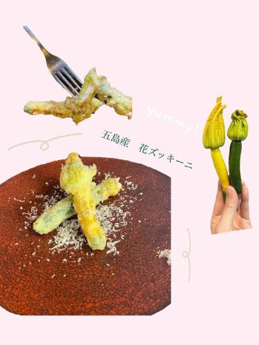 #西葫蘆花 #來自五島 #油炸

🗣️“它很脆，馬蘇里拉奶酪在你嘴裡融化♡”

你好✨#Reali😆
我們在長崎五島列島經營畜牧業和農業業務。
來自@takuyafarm 的大量西葫蘆花
我得到了一些跟你們分享~🥹🩷
長崎市內很難見到西葫蘆花。
對於那些從未嘗試過的人來說，它的味道是這樣的：
以下是一些引言🤲🏻

“西葫蘆花是什麼？”
在日本它可能仍然是一種稀有的蔬菜，但在歐洲它和普通的西葫蘆一樣常見，並且長期以來一直被當作可食用的花來食用。
花西葫蘆與一般西葫蘆的差別在於採收期不同，普通西葫蘆在開花後4至5天採收，而花西葫蘆的採收期更短，是在清晨花朵開放時採收。因此，西葫蘆本身在未成熟時就被採摘，但西葫蘆花需要更早採摘，因此非常珍貴。
如果西葫蘆花不被收割而任其生長，它們就會變成普通的西葫蘆，因此它們就像幼苗一樣。將花朵塞滿起司或肉，然後煎、烤或蒸著吃，使其成為一種時尚多彩的蔬菜。

就這樣，珍貴的西葫蘆花現在正當季。
在 Reali，我們為晚餐準備了熱開胃菜。
花中的馬蘇里拉起司
填滿鳳尾魚並油炸
我們很高興為您提供🫶🏻✨
花朵部分酥脆，內餡是馬蘇里拉起司。
好軟啊♡♡西葫蘆部分也多汁
這是一道可以享受多種口感的菜餚。

請盡情享受季節的美味🙌🏻✨

@takuyafarm，總是充滿後藤的祝福
謝謝你提供的美味食材~✨✨

店鋪資訊🔍
週日、每月第二、第四個週一休館
僅週五午餐時段休息

午餐營業📢
・11:30 開園 - 15:00 閉園
（最後點餐時間為 14:00）
✍🏻菜單
時令麵食可供選擇
・義大利麵午餐 1000 日圓～ 共 2 種
（逗意麵）

・午餐 1600日圓～共4種
（開胃菜義大利麵甜點
咖啡或茶）

・B午餐 2200日圓～共5種 ☜ 推薦☆
（開胃菜麵食主要魚或肉
Dolce（咖啡或茶）

・C午餐 3200日圓～共7種
（娛樂冷開胃熱開胃麵食
主魚、主肉、甜點、咖啡或茶）

其他午餐也可以點菜🍴


晚餐📢
・營業時間為17:00～22:00
（最後點餐時間為 21:00）
點一杯飲料🥂
✍🏻菜單
採用時令食材製成
・6道菜短期套餐，以肉或魚為主
5500日圓～（含稅）

採用時令食材製成
・全套課程共7項
6000日圓～（含稅）☜推薦☆

・特別套餐～需預約～
主廚精選套餐，共7道菜
¥10000- 含迎賓飲品
其他可點菜

⚠︎ 根據顧客店鋪情況，可能會更快。

***********
☎︎095-842-5125
辣椒的描述
Hamaguchi Italian Bar Reali 和搜索 🔎
您也可以接受Instagram DM 🙆🏻‍♀️
***********

#長崎
#長崎美食
#濱口鎮
＃意大利
#休閒意大利語
＃肉
＃菜餚
#肉麵食
#有肉麵食的餐廳
＃海鮮
#海鮮意大利面餐廳
＃海鮮意大利面
#海鮮意麵很好吃
#紅門是地標🚪
#真實