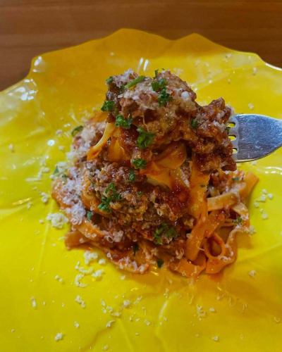 #雲仙#茜豬肉#肉醬#新鮮麵條#Fettuccine

🐖“健康肉醬麵♡”

你好✨這是#Reali☺️
我們正在悄悄地為6月1日做準備💪🏻❤️‍🔥
這次介紹的是雲仙Domannaka的品牌豬肉。
我用#AkanePork👨🏻‍🍳做了肉醬麵

100% 豬肉製成的肉醬是最好的
健康！ 🐷
赤根豬以水稻為食。
脂肪很甜，沒有豬肉特有的味道。
太好吃了🤤💓
當我第一次嘗試茜根豬肉時，我感到非常驚訝。
肥美的部分味道甜美，餘韻清淡。
我記得我很感動🥹（經理）

美味的赤根豬肉
雲仙洋蔥、胡蘿蔔、芹菜、番茄、
很多蔬菜，包括迷迭香🧅🥕🍅

🗣️“我家孩子一點蔬菜都不吃~🥲”
對於憂心忡忡的父母來說！博洛尼亞肉醬麵
連不愛吃蔬菜的小朋友也會吃。
毫無疑問🤝🏻🤝🏻！

我真的很想讓大家嘗試！
這是 6 月 1 日的菜單。
希望大家在會場玩得開心🙏🏻✨✨

店鋪資訊🔍
週日、每月第二、第四個週一休館
僅週五午餐時段休息

午餐營業📢
・11:30 開園 - 15:00 閉園
（最後點餐時間為 14:00）
✍🏻菜單
時令麵食可供選擇
・義大利麵午餐 1000 日圓～ 共 2 種
（逗意麵）

・午餐 1600日圓～共4種
（開胃菜義大利麵甜點
咖啡或茶）

・B午餐 2200日圓～共5種 ☜ 推薦☆
（開胃菜麵食主要魚或肉
Dolce（咖啡或茶）

・C午餐 3200日圓～共7種
（娛樂冷開胃熱開胃麵食
主魚、主肉、甜點、咖啡或茶）

其他午餐也可以點菜🍴


晚餐📢
・營業時間為17:00～22:00
（最後點餐時間為 21:00）
點一杯飲料🥂
✍🏻菜單
採用時令食材製成
・6道菜短期套餐，以肉或魚為主
5500日圓～（含稅）

採用時令食材製成
・全套課程共7項
6000日圓～（含稅）☜推薦☆

・特別套餐～需預約～
主廚精選套餐，共7道菜
¥10000- 含迎賓飲品
其他可點菜

⚠︎ 根據顧客店鋪情況，可能會更快。

***********
☎︎095-842-5125
辣椒的描述
Hamaguchi Italian Bar Reali 和搜索 🔎
您也可以接受Instagram DM 🙆🏻‍♀️
***********

#長崎
#長崎美食
#濱口鎮
＃意大利
#休閒意大利語
＃肉
＃菜餚
#肉麵食
#有肉麵食的餐廳
＃海鮮
#海鮮意大利面餐廳
＃海鮮意大利面
#海鮮意麵很好吃
#紅門是地標🚪
#真實