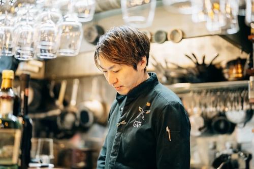 #ココウォークイベント #クロマグロ #橋口水産 
@taberu_nagasaki 
✨　COCO THE ST-ORY　✨
＃20　新上五島クロマグロ
～紺碧の海、黒の輝きと赤い情熱がうみだす鼓動～

🗣️「7月17日（木曜日）ココウォーク3階、
　　ココテラスkitchenにて開催します🧚🏻‍♀️」

こんにちは✨#レアーリ です☺️
第20回目のイベント調理をレアーリが
担当させて頂く事になりました🤲🏻

第20回は長崎県「推し魚(おしうお)」
第1号の新上五島町の養殖クロマグロ。

長崎県は養殖クロマグロの生産量が全国一位を誇ります。

中でも、新上五島町の海岸線は、多くの無人島があり、
穏やかな入り江で良質な養殖場になっています。
他県の養殖産地に比べ北に位置しているため、
比較すると海水温が低いため、クロマグロは
ゆっくりと時間をかけて育ちます。
そのため身が引き締まった赤身と
きめの細かいトロを持つ
上質な脂が入った旨みが味わえます。
 
そんなスペシャルはクロマグロを提供してくださいます、
株式会社橋口水産　
新上五島町若松島の橋口水産は60年余りの間、
上五島の豊かな漁場で
ブリ・ヒラマサ・クロマグロを養殖しています。
日々、魚と対話しながら一尾ずつ大切に育てる
　　　　　　　「手作り養殖」
の高い技術力、徹底した品質管理と鮮度へのこだわりで、
安全・安心かつ高品質な海の恵みを全国へ届けています。
日本のみならず海外からも高く評価されています。
地域とともに、海と生きる企業です。

[提供]新上五島クロマグロアラカルト料理、
ドリンク(別途料金)
[参加費]5,500円(税込・１ドリンク付）
※支払いは現金のみとなります。
🕰️ 19時〜21時
[定員]40名
※参加年齢はアルコールを提供するため20歳以上とさせていただきます。

只今の時点で36名応募があり、
残り6枠と残り僅かです🙇🏻‍♀️✨
応募はココザストーリーのHPからお願いします🙏🏻✨

今回のココザストーリーも想いの熱いメンバーと
最高な食材をご用意させて頂いています🫧
ご都合合うお客様は是非この機会に
お楽しみください✨