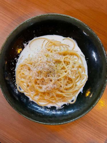 #ゴルゴンゾーラパスタ #イタリア産 

🗣️「チーズ好きさん必見！💛」

こんにちは✨#レアーリ です☺️
イタリアから大きいゴルゴンゾーラが入荷しました🫶🏻✨
ニョッキでももちろん美味だけど今回はより
チーズを感じれるパスタで🧀

”ザ、濃厚”
ゴルゴンゾーラの香りが口いっぱいに広がって
お酒との相性バッチリな一品です🙌🏻✨
これだけ大きいゴルゴンゾーラの入荷は
めったにないので是非この機会に
お楽しみくださいませ💛

お店情報🔍
定休日⇨日曜日、第2.第4月曜日
金曜日ランチのみお休み

ランチ営業📢
・11時半Open〜15時close
（14時ラストオーダー）
　✍🏻menu
　　　　　　　　選べる季節のパスタ
・パスタランチ　¥1000- 全2品
（アミューズ　パスタ）

・Aランチ　　　¥1600- 全4品
（アミューズ　前菜　パスタ　ドルチェ　
　　　　　　　珈琲or紅茶）

・Bランチ　　　¥2200-全5品☜オススメ☆
（アミューズ　前菜　パスタ　メイン魚or肉　
　　　　　　　　　　　ドルチェ　珈琲or紅茶）

・Cランチ　　　¥3200- 全7品 
（アミューズ　冷前菜　温前菜　パスタ　
メイン魚　メイン肉　ドルチェ　珈琲or紅茶）

他　ランチでもアラカルトメニュー注文可🍴
　

ディナー📢
・17時Open〜22時close
（21時ラストオーダー）
ワンドリンク制オーダー🥂
　✍🏻menu
季節の食材を使った
・メイン肉or魚　の全6品ショートコース
¥5500-（税込）

季節の食材を使った
・フルコース　全7品
¥6000-（税込）☜オススメ☆

・特別コース〜要予約〜
シェフのお任せコース　全7品
¥10000- ウェルカムドリンク付き
他　アラカルト有り

⚠︎お客様の来店状況により早める場合が有ります。

＊＊＊＊＊＊＊＊＊＊＊
☎︎095-842-5125
ホットペッパー記載
浜口　イタリアンバル　レアーリ　と検索🔎
Instagram DMでも受付可能です🙆🏻‍♀️
＊＊＊＊＊＊＊＊＊＊＊

#長崎 
#長崎グルメ 
#浜口町 
#イタリアン 
#カジュアルイタリアン 
#肉 
#肉料理 
#肉パスタ 
#肉パスタがあるお店
#海鮮 
#海鮮パスタがあるお店
#魚介パスタ 
#魚介パスタが美味
#赤い扉が目印です 🚪
#レアーリ