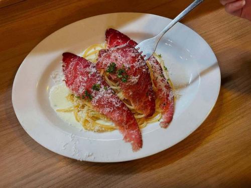 #おがわ牛 #自家製生ハム #パセリバタークリームパスタ
@ogawagyu 

🗣️「自家製おがわ牛生ハム、完成しました~🤲🏻✨」

おはようございます🌈#レアーリ です😆
長崎も梅雨入り☔️足元が悪い中、レアーリに
御来店頂きありがとうございます🙇🏻‍♀️

2ヶ月の熟成期間を終えて
人気のおがわ牛の自家製生ハムが完成しました✨

今回は香りが良いパセリと
純良バター🧈、純クリームと合わせて濃厚な

”おがわ牛生ハムのパセリバタークリームパスタ”

でご提供させて頂きます🙏🏻✨
おがわ牛も少し炙ってより香りもたてて
お出しするので食欲増強💪🏻💓
この時期特有の〈食欲が低下〉〈体力消耗〉に
負けないような一品です💪🏻！

「食べる事は生きること」
命を繋ぎ守る＝食べる
食べる事は生きる上で必要不可欠です✨
美味しい物、楽しい時間を過ごして
ジメジメ、ウツウツ吹き飛ばしていきましょう🫶🏻✨
レアーリにも是非お手伝いさせて下さい🩷

本日も沢山のご来店、お待ちしております☺️✨

お店情報🔍
定休日⇨日曜日、第2.第4月曜日
金曜日ランチのみお休み

ランチ営業📢
・11時半Open〜15時close
（14時ラストオーダー）
　✍🏻menu
　　　　　　　　選べる季節のパスタ
・パスタランチ　¥1000- 全2品
（アミューズ　パスタ）

・Aランチ　　　¥1600- 全4品
（アミューズ　前菜　パスタ　ドルチェ　
　　　　　　　珈琲or紅茶）

・Bランチ　　　¥2200-全5品☜オススメ☆
（アミューズ　前菜　パスタ　メイン魚or肉　
　　　　　　　　　　　ドルチェ　珈琲or紅茶）

・Cランチ　　　¥3200- 全7品 
（アミューズ　冷前菜　温前菜　パスタ　
メイン魚　メイン肉　ドルチェ　珈琲or紅茶）

他　ランチでもアラカルトメニュー注文可🍴
　

ディナー📢
・17時Open〜22時close
（21時ラストオーダー）
ワンドリンク制オーダー🥂
　✍🏻menu
季節の食材を使った
・メイン肉or魚　の全6品ショートコース
¥5500-（税込）

季節の食材を使った
・フルコース　全7品
¥6000-（税込）☜オススメ☆

・特別コース〜要予約〜
シェフのお任せコース　全7品
¥10000- ウェルカムドリンク付き
他　アラカルト有り

⚠︎お客様の来店状況により早める場合が有ります。

＊＊＊＊＊＊＊＊＊＊＊
☎︎095-842-5125
ホットペッパー記載
浜口　イタリアンバル　レアーリ　と検索🔎
Instagram DMでも受付可能です🙆🏻‍♀️
＊＊＊＊＊＊＊＊＊＊＊

#長崎 
#長崎グルメ 
#浜口町 
#イタリアン 
#カジュアルイタリアン 
#肉 
#肉料理 
#肉パスタ 
#肉パスタがあるお店
#海鮮 
#海鮮パスタがあるお店
#魚介パスタ 
#魚介パスタが美味
#赤い扉が目印です 🚪
#レアーリ