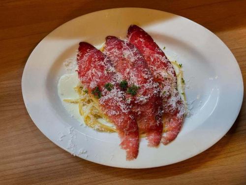 #おがわ牛 #自家製生ハム #パセリバタークリームパスタ
@ogawagyu 

🗣️「自家製おがわ牛生ハム、完成しました~🤲🏻✨」

おはようございます🌈#レアーリ です😆
長崎も梅雨入り☔️足元が悪い中、レアーリに
御来店頂きありがとうございます🙇🏻‍♀️

2ヶ月の熟成期間を終えて
人気のおがわ牛の自家製生ハムが完成しました✨

今回は香りが良いパセリと
純良バター🧈、純クリームと合わせて濃厚な

”おがわ牛生ハムのパセリバタークリームパスタ”

でご提供させて頂きます🙏🏻✨
おがわ牛も少し炙ってより香りもたてて
お出しするので食欲増強💪🏻💓
この時期特有の〈食欲が低下〉〈体力消耗〉に
負けないような一品です💪🏻！

「食べる事は生きること」
命を繋ぎ守る＝食べる
食べる事は生きる上で必要不可欠です✨
美味しい物、楽しい時間を過ごして
ジメジメ、ウツウツ吹き飛ばしていきましょう🫶🏻✨
レアーリにも是非お手伝いさせて下さい🩷

本日も沢山のご来店、お待ちしております☺️✨

お店情報🔍
定休日⇨日曜日、第2.第4月曜日
金曜日ランチのみお休み

ランチ営業📢
・11時半Open〜15時close
（14時ラストオーダー）
　✍🏻menu
　　　　　　　　選べる季節のパスタ
・パスタランチ　¥1000- 全2品
（アミューズ　パスタ）

・Aランチ　　　¥1600- 全4品
（アミューズ　前菜　パスタ　ドルチェ　
　　　　　　　珈琲or紅茶）

・Bランチ　　　¥2200-全5品☜オススメ☆
（アミューズ　前菜　パスタ　メイン魚or肉　
　　　　　　　　　　　ドルチェ　珈琲or紅茶）

・Cランチ　　　¥3200- 全7品 
（アミューズ　冷前菜　温前菜　パスタ　
メイン魚　メイン肉　ドルチェ　珈琲or紅茶）

他　ランチでもアラカルトメニュー注文可🍴
　

ディナー📢
・17時Open〜22時close
（21時ラストオーダー）
ワンドリンク制オーダー🥂
　✍🏻menu
季節の食材を使った
・メイン肉or魚　の全6品ショートコース
¥5500-（税込）

季節の食材を使った
・フルコース　全7品
¥6000-（税込）☜オススメ☆

・特別コース〜要予約〜
シェフのお任せコース　全7品
¥10000- ウェルカムドリンク付き
他　アラカルト有り

⚠︎お客様の来店状況により早める場合が有ります。

＊＊＊＊＊＊＊＊＊＊＊
☎︎095-842-5125
ホットペッパー記載
浜口　イタリアンバル　レアーリ　と検索🔎
Instagram DMでも受付可能です🙆🏻‍♀️
＊＊＊＊＊＊＊＊＊＊＊

#長崎 
#長崎グルメ 
#浜口町 
#イタリアン 
#カジュアルイタリアン 
#肉 
#肉料理 
#肉パスタ 
#肉パスタがあるお店
#海鮮 
#海鮮パスタがあるお店
#魚介パスタ 
#魚介パスタが美味
#赤い扉が目印です 🚪
#レアーリ
