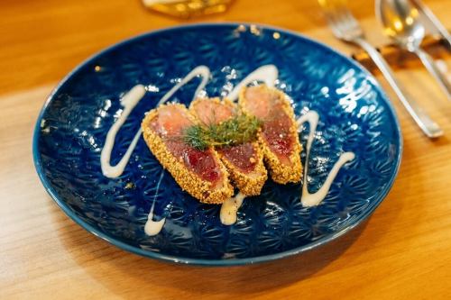 #CocoWalkEvent #BluefinTuna #HashiguchiSuisan
@taberu_nagasaki
✨COCO THE STORY✨
#20 Shinkamigoto Bluefin Tuna
~The deep blue sea, the black sparkle and the red passion create a heartbeat~

🗣️"July 17th (Thursday) Coco Walk 3rd floor,
It will be held at Coco Terrace Kitchen 🧚🏻‍♀️"

Hello ✨ #Reali ☺️
Reali will be cooking for the 20th event.
I have been put in charge of this 🤲🏻

The 20th episode is Nagasaki Prefecture's "Oshiuo"
The first one is farmed bluefin tuna from Shinkamigoto Town.

Nagasaki Prefecture boasts the highest production of farmed bluefin tuna in Japan.

In particular, the coastline of Shinkamigoto Town has many uninhabited islands,
The calm cove makes it a good place for fish farming.
Because it is located in the north compared to other prefectures' aquaculture production areas,
In comparison, bluefin tuna have a lower sea temperature.
It grows slowly over time.
Therefore, the meat is firm and red.
It has finely textured fatty tuna.
You can taste the deliciousness of the high-quality fat.

The special dish is bluefin tuna.
Hashiguchi Fisheries Co., Ltd.
For over 60 years, Hashiguchi Fisheries in Wakamatsujima, Shinkamigoto Town has been
In the rich fishing grounds of Kamigoto
We farm yellowtail, Spanish mackerel, and bluefin tuna.
Every day, we talk to the fish and carefully raise them one by one.
"Handmade farming"
With our high level of technology, thorough quality control and commitment to freshness,
We deliver safe, secure, and high-quality seafood throughout the country.
It is highly regarded not only in Japan but also overseas.
We are a company that lives together with the local community and the sea.

[Offering] Shinkamigoto Bluefin Tuna A La Carte Cuisine,
Drinks (additional charge)
[Participation fee] 5,500 yen (tax included, one drink included)
*Payment must be in cash only.
🕰️ 7pm - 9pm
[Capacity] 40 people
*Participants must be 20 years of age or older in order to serve alcohol.

As of now, 36 people have applied.
There are only 6 spots left🙇🏻‍♀️✨
Please apply through the Coco the Story website 🙏🏻✨

This time's Cocoza Story was also with passionate members.
We provide the best ingredients 🫧
Please take this opportunity if you are available.
Enjoy✨