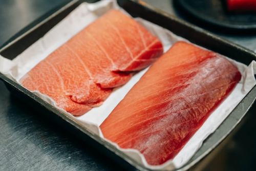 #CocoWalkEvent #BluefinTuna #HashiguchiSuisan
@taberu_nagasaki
✨COCO THE STORY✨
#20 Shinkamigoto Bluefin Tuna
~The deep blue sea, the black sparkle and the red passion create a heartbeat~

🗣️"July 17th (Thursday) Coco Walk 3rd floor,
It will be held at Coco Terrace Kitchen 🧚🏻‍♀️"

Hello ✨ #Reali ☺️
Reali will be cooking for the 20th event.
I have been put in charge of this 🤲🏻

The 20th episode is Nagasaki Prefecture's "Oshiuo"
The first one is farmed bluefin tuna from Shinkamigoto Town.

Nagasaki Prefecture boasts the highest production of farmed bluefin tuna in Japan.

In particular, the coastline of Shinkamigoto Town has many uninhabited islands,
The calm cove makes it a good place for fish farming.
Because it is located in the north compared to other prefectures' aquaculture production areas,
In comparison, bluefin tuna have a lower sea temperature.
It grows slowly over time.
Therefore, the meat is firm and red.
It has finely textured fatty tuna.
You can taste the deliciousness of the high-quality fat.

The special dish is bluefin tuna.
Hashiguchi Fisheries Co., Ltd.
For over 60 years, Hashiguchi Fisheries in Wakamatsujima, Shinkamigoto Town has been
In the rich fishing grounds of Kamigoto
We farm yellowtail, Spanish mackerel, and bluefin tuna.
Every day, we talk to the fish and carefully raise them one by one.
"Handmade farming"
With our high level of technology, thorough quality control and commitment to freshness,
We deliver safe, secure, and high-quality seafood throughout the country.
It is highly regarded not only in Japan but also overseas.
We are a company that lives together with the local community and the sea.

[Offering] Shinkamigoto Bluefin Tuna A La Carte Cuisine,
Drinks (additional charge)
[Participation fee] 5,500 yen (tax included, one drink included)
*Payment must be in cash only.
🕰️ 7pm - 9pm
[Capacity] 40 people
*Participants must be 20 years of age or older in order to serve alcohol.

As of now, 36 people have applied.
There are only 6 spots left🙇🏻‍♀️✨
Please apply through the Coco the Story website 🙏🏻✨

This time's Cocoza Story was also with passionate members.
We provide the best ingredients 🫧
Please take this opportunity if you are available.
Enjoy✨