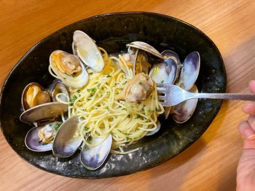 #北海道 #大蛤蜊 #Aglio e olio peperoncino

🗣️“它好大！！😳”

你好✨#Reali😊
我們收到了一些來自北海道的大蛤蜊👏🏻
當我把它放在手掌中時，我對它的尺寸感到驚訝！
它的大小大約是普通蛤蜊的三倍。

這道義大利麵能凸顯出蛤蜊的美味。
我希望你喜歡它，所以我會盡量簡單。
“蒜香橄欖油辣椒”
我們將在🫶🏻✨為您提供

肉質肥美細嫩🩷
醬汁裡有蛤蜊湯，直到最後都很美味。
這是一道美味的菜☺️

當然，你也可以將它加入Acquapazza。
你也可以用白酒醬汁蒸它🙆🏻‍♀️
我們可以根據您的喜好烹飪，
請隨時詢問我們的工作人員。

~~通知📢~~
明天17日（星期四）19:00～
「五島藍鰭鮪魚」活動
我們現在可以容納另外 2 人🙇🏻‍♀️✨
如果有合適的客戶
我們期待見到您🙏🏻💕
申請方式：
🔍Coco的故事HP
🔍Reali DM
皆有可能✨
在五島的富饒水域中生長的藍鰭鮪魚，
請盡情享受✨

店鋪資訊🔍
週日、每月第二、第四個週一休館
僅週五午餐時段休息

午餐營業📢
・11:30 開園 - 15:00 閉園
（最後點餐時間為 14:00）
✍🏻菜單
時令麵食可供選擇
・義大利麵午餐 1000 日圓～ 共 2 種
（逗意麵）

・午餐 1600日圓～共4種
（開胃菜義大利麵甜點
咖啡或茶）

・B午餐 2200日圓～共5種 ☜ 推薦☆
（開胃菜麵食主要魚或肉
Dolce（咖啡或茶）

・C午餐 3200日圓～共7種
（娛樂冷開胃熱開胃麵食
主魚、主肉、甜點、咖啡或茶）

其他午餐也可以點菜🍴


晚餐📢
・營業時間為17:00～22:00
（最後點餐時間為 21:00）
點一杯飲料🥂
✍🏻菜單
採用時令食材製成
・6道菜短期套餐，以肉或魚為主
5500日圓～（含稅）

採用時令食材製成
・全套課程共7項
6000日圓～（含稅）☜推薦☆

・特別套餐～需預約～
主廚精選套餐，共7道菜
¥10000- 含迎賓飲品
其他可點菜

⚠︎ 根據顧客店鋪情況，可能會更快。

***********
☎︎095-842-5125
辣椒的描述
Hamaguchi Italian Bar Reali 和搜索 🔎
您也可以接受Instagram DM 🙆🏻‍♀️
***********

#長崎
#長崎美食
#濱口鎮
＃意大利
#休閒意大利語
＃肉
＃菜餚
#肉麵食
#有肉麵食的餐廳
＃海鮮
#海鮮意大利面餐廳
＃海鮮意大利面
#海鮮意麵很好吃
#紅門是地標🚪
#真實
