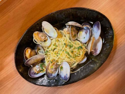 #北海道 #大蛤蜊 #Aglio e olio peperoncino

🗣️“它好大！！😳”

你好✨#Reali😊
我們收到了一些來自北海道的大蛤蜊👏🏻
當我把它放在手掌中時，我對它的尺寸感到驚訝！
它的大小大約是普通蛤蜊的三倍。

這道義大利麵能凸顯出蛤蜊的美味。
我希望你喜歡它，所以我會盡量簡單。
“蒜香橄欖油辣椒”
我們將在🫶🏻✨為您提供

肉質肥美細嫩🩷
醬汁裡有蛤蜊湯，直到最後都很美味。
這是一道美味的菜☺️

當然，你也可以將它加入Acquapazza。
你也可以用白酒醬汁蒸它🙆🏻‍♀️
我們可以根據您的喜好烹飪，
請隨時詢問我們的工作人員。

~~通知📢~~
明天17日（星期四）19:00～
「五島藍鰭鮪魚」活動
我們現在可以容納另外 2 人🙇🏻‍♀️✨
如果有合適的客戶
我們期待見到您🙏🏻💕
申請方式：
🔍Coco的故事HP
🔍Reali DM
皆有可能✨
在五島的富饒水域中生長的藍鰭鮪魚，
請盡情享受✨

店鋪資訊🔍
週日、每月第二、第四個週一休館
僅週五午餐時段休息

午餐營業📢
・11:30 開園 - 15:00 閉園
（最後點餐時間為 14:00）
✍🏻菜單
時令麵食可供選擇
・義大利麵午餐 1000 日圓～ 共 2 種
（逗意麵）

・午餐 1600日圓～共4種
（開胃菜義大利麵甜點
咖啡或茶）

・B午餐 2200日圓～共5種 ☜ 推薦☆
（開胃菜麵食主要魚或肉
Dolce（咖啡或茶）

・C午餐 3200日圓～共7種
（娛樂冷開胃熱開胃麵食
主魚、主肉、甜點、咖啡或茶）

其他午餐也可以點菜🍴


晚餐📢
・營業時間為17:00～22:00
（最後點餐時間為 21:00）
點一杯飲料🥂
✍🏻菜單
採用時令食材製成
・6道菜短期套餐，以肉或魚為主
5500日圓～（含稅）

採用時令食材製成
・全套課程共7項
6000日圓～（含稅）☜推薦☆

・特別套餐～需預約～
主廚精選套餐，共7道菜
¥10000- 含迎賓飲品
其他可點菜

⚠︎ 根據顧客店鋪情況，可能會更快。

***********
☎︎095-842-5125
辣椒的描述
Hamaguchi Italian Bar Reali 和搜索 🔎
您也可以接受Instagram DM 🙆🏻‍♀️
***********

#長崎
#長崎美食
#濱口鎮
＃意大利
#休閒意大利語
＃肉
＃菜餚
#肉麵食
#有肉麵食的餐廳
＃海鮮
#海鮮意大利面餐廳
＃海鮮意大利面
#海鮮意麵很好吃
#紅門是地標🚪
#真實