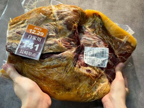 #Moon and Time Prosciutto #Nagasaki Prefecture #Prosciutto

🗣️"Safe and secure! 🧑🏻‍🌾Additive-free prosciutto!♡"

Hello ✨ #Reali ☺️
First, we opened on the 13th and 14th.
Movie release commemorative event🎞️ in Uonomachi Danchi
@uonmachi_plus
Thank you to everyone who came to visit us 👏🏻✨
I will be participating in an event at Uonomachi Danchi.
It was my second time, but I had many new encounters and connections.
I am so grateful for this valuable experience again🙇🏻‍♀️
I hope to participate again next time if I have the opportunity.
I'm looking forward to it✨

Well, we also provided it at the Uonomachi Housing Complex event.
"Prosciutto of the Moon and Time"
Everyone who tried it said, "This prosciutto is so delicious!"
I received rave reviews 🥰
Until now, Reali has been selling products from Italy and Spain.
I ordered some prosciutto, but this was also a good opportunity.
We have received a shipment of carefully selected prosciutto from the prefecture 👏🏻✨
This prosciutto
Made with pork from Nagasaki and Saga prefectures
It is made without additives and is safe and secure.
(Additive-free manufacturing process: No additives such as colorants, phosphates, preservatives, or chemical seasonings are used.�)
It is made through a long aging process, giving it a deep, rich flavor.
Enjoy the complex aroma!
The origin of "Moon and Time"
The experience of "eating time": The deep flavor and aroma created by aging provide a special experience of "eating time" with every bite.
That's what he said 🥹💗 What a wonderful phrase 🥹🥹

Eat it sliced as is, or use it on pizza or pasta
Prosciutto is the best in terms of taste, aroma, and safety.
Please enjoy Reali 😊

👨🏻‍🍳 "We have reservations available this week except for Friday dinner🥺
We look forward to your visit on this occasion.

Shop information 🔍
Closed on Sundays, the second and fourth Mondays
Closed on Fridays for lunch only

Open for lunch📢
・11:30 Open - 15:00 Close
(Last order at 14:00)
✍🏻menu
Seasonal pasta to choose from
・Pasta lunch ¥1000- Total 2 items
(Amuse Pasta)

・A Lunch ¥1600- Total 4 items
(Amuse Appetizer Pasta Dolce
Coffee or tea)

・B Lunch ¥2200-5 items in total ☜ Recommended ☆
(Amuse appetizer pasta main fish or meat
Dolce (Coffee or Tea)

・C Lunch ¥3200- Total 7 items
(Amuse Cold appetizer Hot appetizer Pasta
Main fish, main meat, dessert, coffee or tea)

Others You can also order from the a la carte menu for lunch 🍴


Dinner📢
・Open from 17:00 to close at 22:00
(Last order at 21:00)
One drink order🥂
✍🏻menu
Made with seasonal ingredients
・6-course short course with main meat or fish
¥5500-(tax included)

Made with seasonal ingredients
・Full course 7 items in total
¥6000-(tax included)☜Recommended☆

・Special course ~Reservation required~
Chef's choice course, 7 dishes in total
¥10000- Includes welcome drink
Other a la carte available

⚠︎ It may be faster depending on the customer's store situation.

***********
☎︎095-842-5125
Hot pepper description
Hamaguchi Italian Bar Reali and search 🔎
You can also accept Instagram DM 🙆🏻‍♀️
***********

#Nagasaki
#Nagasaki gourmet
#hamaguchi town
#Italian
#Casual Italian
#meat
#Meat dish
#Meat pasta
#Restaurants that serve meat pasta
#seafood
#Restaurants with seafood pasta
#Seafood pasta
# Seafood pasta is delicious
#Look for the red door 🚪
#Reali