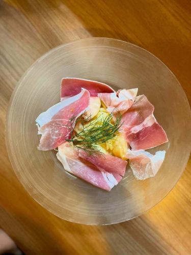 #Peach #Cold peach and prosciutto pasta #Prosciutto

🗣️"We're doing it again this year!!🩷"

Hello ✨ #Reali ☺️
This popular menu item is back this year when the weather gets hotter🫶🏻

"🍑Cold Capellini with Peaches and Prosciutto"
This time we're using Spanish prosciutto.
It uses plenty of peach sauce, peach as a finishing touch, and peaches.
A dish that perfectly matches the sweetness of peaches and the saltiness of prosciutto.
We often get asked, "Are there any peaches yet this year?"
It's very popular among female customers ♡♡

Both repeat customers and first-time customers
It's a pasta that you can eat easily even on a hot day.
Please give it a try💕

Shop information 🔍
Closed on Sundays, the second and fourth Mondays
Closed on Fridays for lunch only

Open for lunch📢
・11:30 Open - 15:00 Close
(Last order at 14:00)
✍🏻menu
Seasonal pasta to choose from
・Pasta lunch ¥1000- Total 2 items
(Amuse Pasta)

・A Lunch ¥1600- Total 4 items
(Amuse Appetizer Pasta Dolce
Coffee or tea)

・B Lunch ¥2200-5 items in total ☜ Recommended ☆
(Amuse appetizer pasta main fish or meat
Dolce (Coffee or Tea)

・C Lunch ¥3200- Total 7 items
(Amuse Cold appetizer Hot appetizer Pasta
Main fish, main meat, dessert, coffee or tea)

Others You can also order from the a la carte menu for lunch 🍴


Dinner📢
・Open from 17:00 to close at 22:00
(Last order at 21:00)
One drink order🥂
✍🏻menu
Made with seasonal ingredients
・6-course short course with main meat or fish
¥5500-(tax included)

Made with seasonal ingredients
・Full course 7 items in total
¥6000-(tax included)☜Recommended☆

・Special course ~Reservation required~
Chef's choice course, 7 dishes in total
¥10000- Includes welcome drink
Other a la carte available

⚠︎ It may be faster depending on the customer's store situation.

***********
☎︎095-842-5125
Hot pepper description
Hamaguchi Italian Bar Reali and search 🔎
You can also accept Instagram DM 🙆🏻‍♀️
***********

#Nagasaki
#Nagasaki gourmet
#hamaguchi town
#Italian
#Casual Italian
#meat
#Meat dish
#Meat pasta
#Restaurants that serve meat pasta
#seafood
#Restaurants with seafood pasta
#Seafood pasta
# Seafood pasta is delicious
#Look for the red door 🚪
#Reali