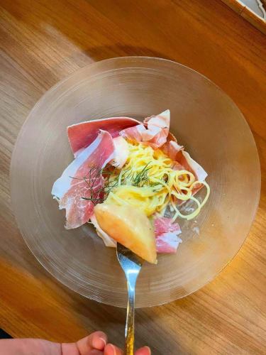 #Peach #Cold peach and prosciutto pasta #Prosciutto

🗣️"We're doing it again this year!!🩷"

Hello ✨ #Reali ☺️
This popular menu item is back this year when the weather gets hotter🫶🏻

"🍑Cold Capellini with Peaches and Prosciutto"
This time we're using Spanish prosciutto.
It uses plenty of peach sauce, peach as a finishing touch, and peaches.
A dish that perfectly matches the sweetness of peaches and the saltiness of prosciutto.
We often get asked, "Are there any peaches yet this year?"
It's very popular among female customers ♡♡

Both repeat customers and first-time customers
It's a pasta that you can eat easily even on a hot day.
Please give it a try💕

Shop information 🔍
Closed on Sundays, the second and fourth Mondays
Closed on Fridays for lunch only

Open for lunch📢
・11:30 Open - 15:00 Close
(Last order at 14:00)
✍🏻menu
Seasonal pasta to choose from
・Pasta lunch ¥1000- Total 2 items
(Amuse Pasta)

・A Lunch ¥1600- Total 4 items
(Amuse Appetizer Pasta Dolce
Coffee or tea)

・B Lunch ¥2200-5 items in total ☜ Recommended ☆
(Amuse appetizer pasta main fish or meat
Dolce (Coffee or Tea)

・C Lunch ¥3200- Total 7 items
(Amuse Cold appetizer Hot appetizer Pasta
Main fish, main meat, dessert, coffee or tea)

Others You can also order from the a la carte menu for lunch 🍴


Dinner📢
・Open from 17:00 to close at 22:00
(Last order at 21:00)
One drink order🥂
✍🏻menu
Made with seasonal ingredients
・6-course short course with main meat or fish
¥5500-(tax included)

Made with seasonal ingredients
・Full course 7 items in total
¥6000-(tax included)☜Recommended☆

・Special course ~Reservation required~
Chef's choice course, 7 dishes in total
¥10000- Includes welcome drink
Other a la carte available

⚠︎ It may be faster depending on the customer's store situation.

***********
☎︎095-842-5125
Hot pepper description
Hamaguchi Italian Bar Reali and search 🔎
You can also accept Instagram DM 🙆🏻‍♀️
***********

#Nagasaki
#Nagasaki gourmet
#hamaguchi town
#Italian
#Casual Italian
#meat
#Meat dish
#Meat pasta
#Restaurants that serve meat pasta
#seafood
#Restaurants with seafood pasta
#Seafood pasta
# Seafood pasta is delicious
#Look for the red door 🚪
#Reali