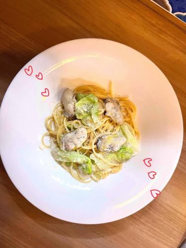 #島原レタス #広島産牡蠣 #魚醤クリームソース 

🗣️「ピカピカ✨つやつやな最高レタス頂きました！🥹」

こんにちは✨#レアーリ です😊
@maeda_nou3 様から先日頂いた
″しまばら湧水レタス″
ピカピカ✨艶々✨中身もぎっしり詰まってて
水分たっぷり旨味たっぷりのレタスで
今まで食べたレタスの中でナンバーワン☝🏻レタスでした🥹
自然の中で沢山の愛情❤️‍🔥と手間をかけて育てた
大切なレタスを沢山頂きまして、
有難うございます🙇🏻‍♀️✨

只今レアーリでお出ししているサラダにも
ふんだんに使わせてもらっていますが、
今回は「まかないシリーズ🍝」で
″しまばら湧水レタスと広島産牡蠣の魚醤クリームパスタ″
を作りました🫶🏻✨
レタスのシャキシャキ食感と広島産牡蠣、
そして魚醤を合わせた濃厚なクリームソースが
最高の一品になりました🩷
今回のパスタ、まかないシリーズ🍝なので
お客様へのご提供予定ありませんが、
食べたいお客様はスタッフまで気軽にお申し付け下さい🩷
こっそりとおすすめで用意してます🤫🩷

今週末は来週月曜日が祭日の為、
23日の日曜日　営業しております🙏🏻✨
まだまだお席ご案内出来ますので
是非この機会にご利用くださいませ🙇🏻‍♀️
スタッフ一同、満点笑顔でお待ちしております✨

お店情報🔍
定休日⇨日曜日、第2.第4月曜日
金曜日ランチのみお休み

ランチ営業📢
・11時半Open〜15時close
（14時ラストオーダー）
　✍🏻menu
　　　　　　　　選べる季節のパスタ
・パスタランチ　¥1000- 全2品
（アミューズ　パスタ）

・Aランチ　　　¥1600- 全4品
（アミューズ　前菜　パスタ　ドルチェ　
　　　　　　　珈琲or紅茶）

・Bランチ　　　¥2200-全5品☜オススメ☆
（アミューズ　前菜　パスタ　メイン魚or肉　
　　　　　　　　　　　ドルチェ　珈琲or紅茶）

・Cランチ　　　¥3200- 全7品 
（アミューズ　冷前菜　温前菜　パスタ　
メイン魚　メイン肉　ドルチェ　珈琲or紅茶）

他　ランチでもアラカルトメニュー注文可🍴
　

ディナー📢
・17時Open〜22時close
（21時ラストオーダー）
ワンドリンク制オーダー🥂
　✍🏻menu
季節の食材を使った
・メイン肉or魚　の全6品ショートコース
¥5500-（税込）

季節の食材を使った
・フルコース　全7品
¥6000-（税込）☜オススメ☆

・特別コース〜要予約〜
シェフのお任せコース　全7品
¥10000- ウェルカムドリンク付き
他　アラカルト有り

⚠︎お客様の来店状況により早める場合が有ります。

＊＊＊＊＊＊＊＊＊＊＊
☎︎095-842-5125
ホットペッパー記載
浜口　イタリアンバル　レアーリ　と検索🔎
Instagram DMでも受付可能です🙆🏻‍♀️
＊＊＊＊＊＊＊＊＊＊＊

#長崎 
#長崎グルメ 
#浜口町 
#イタリアン 
#カジュアルイタリアン 
#肉 
#肉料理 
#肉パスタ 
#肉パスタがあるお店
#海鮮 
#海鮮パスタがあるお店
#魚介パスタ 
#魚介パスタが美味
#赤い扉が目印です 🚪
#レアーリ